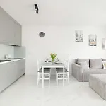 Jasny W Kolobrzegu Z Parkingiem, Balkonem I Tarasem Widokowym By Renters Daire