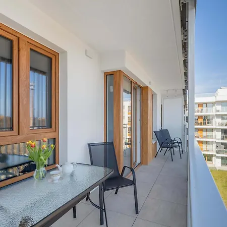 Jasny W Kolobrzegu Z Parkingiem, Balkonem I Tarasem Widokowym By Renters Daire