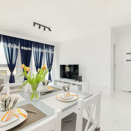 Jasny W Kolobrzegu Z Parkingiem, Balkonem I Tarasem Widokowym By Renters *