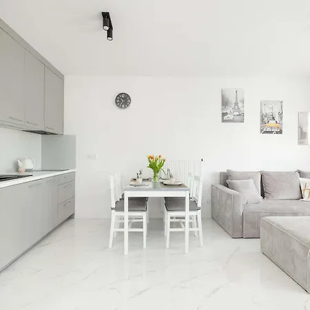 Jasny W Kolobrzegu Z Parkingiem, Balkonem I Tarasem Widokowym By Renters Apartment