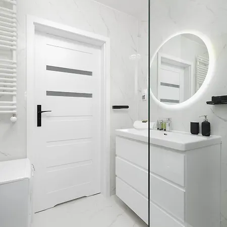 Jasny W Kolobrzegu Z Parkingiem, Balkonem I Tarasem Widokowym By Renters